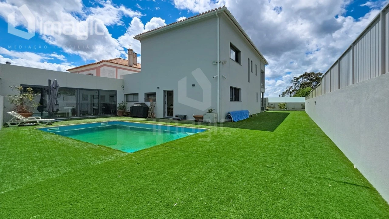 Moradia T5 para Venda em Santo Isidoro Foto 1