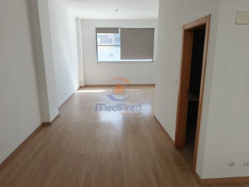 Loja para Venda em Santo António dos Cavaleiros e Frielas