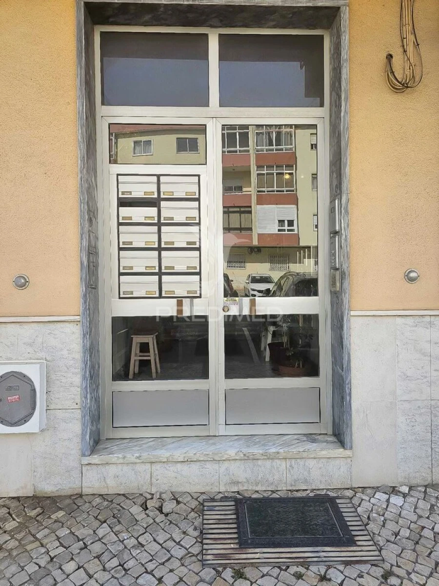 Apartamento T2 para Venda em Rio de Mouro Foto 8