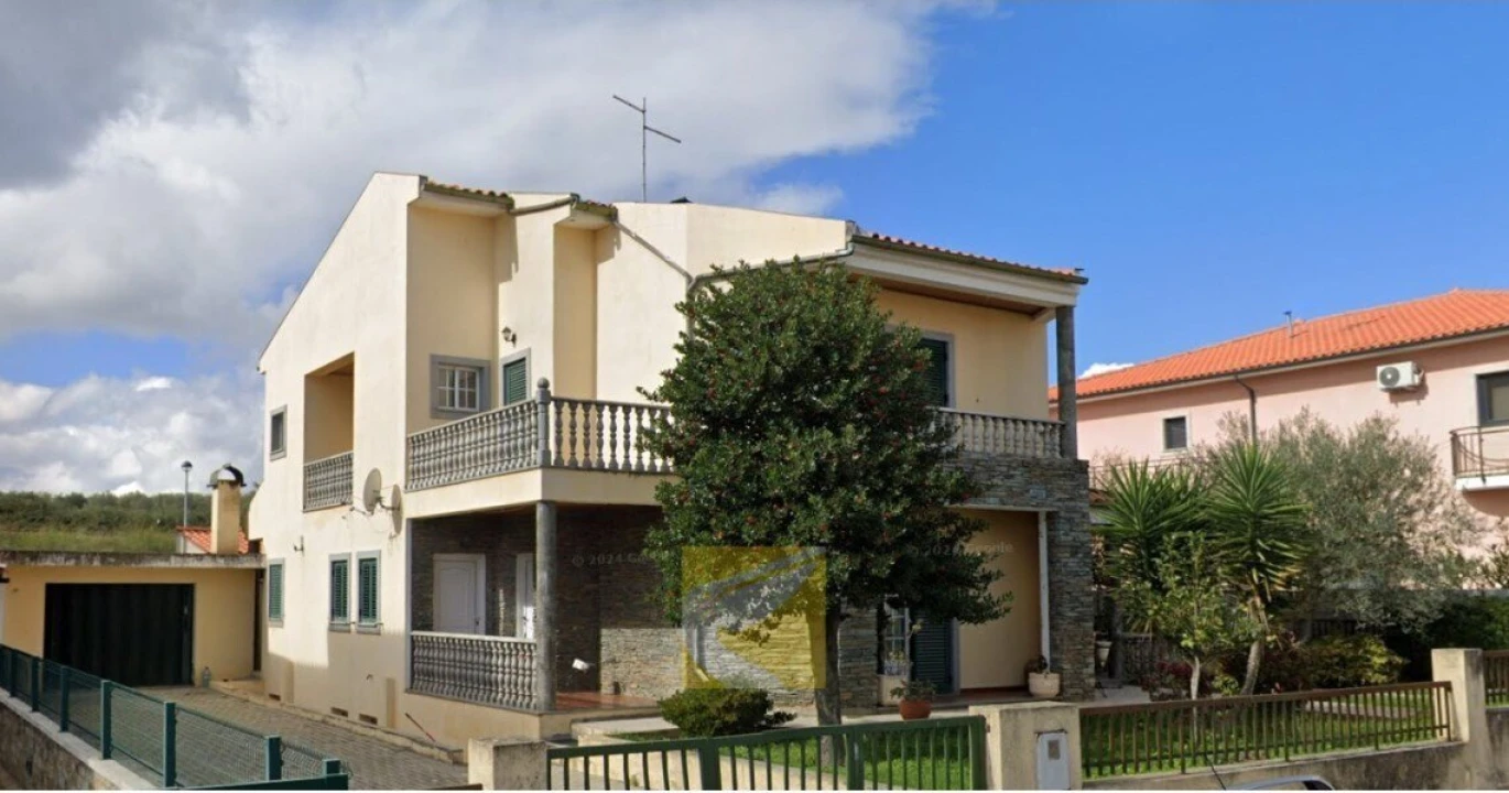 Moradia T4 para Venda em Alfandega da Fe Foto 1