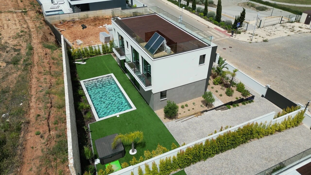 Moradia T4 para Venda em Albufeira e Olhos de Água Foto 1