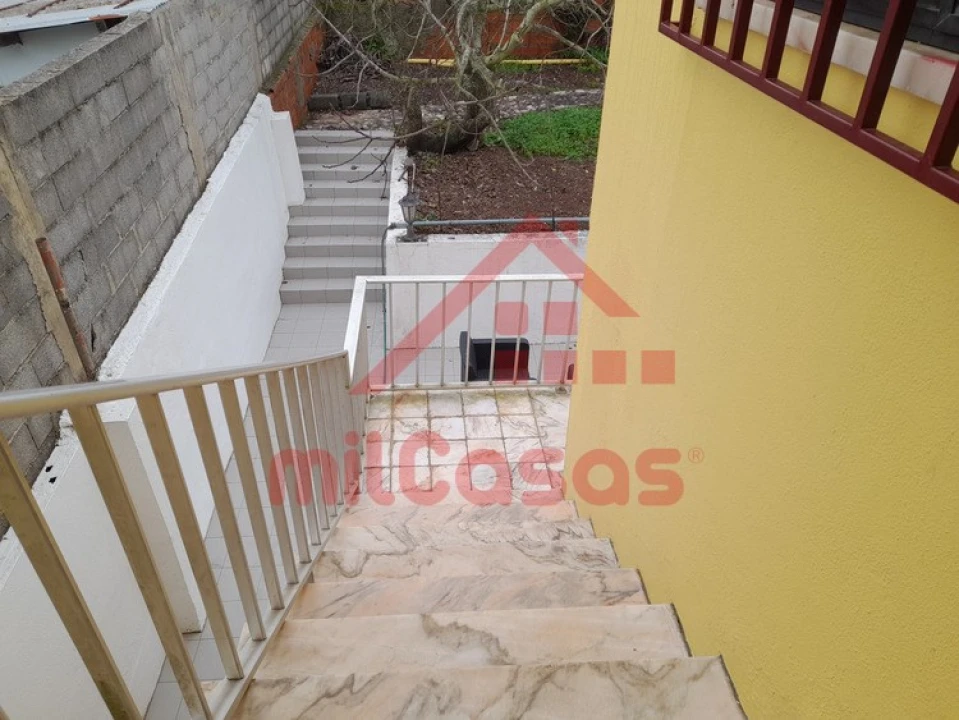 Moradia T4 para Venda em Casal de Cambra Foto 16