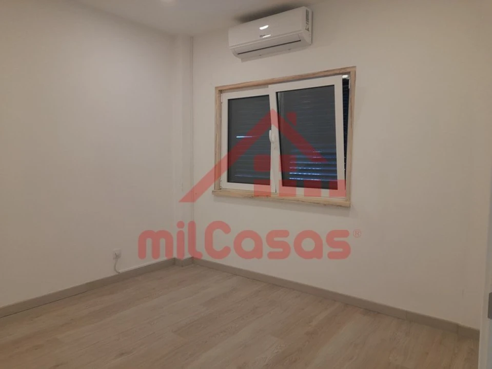 Moradia T4 para Venda em Casal de Cambra Foto 7