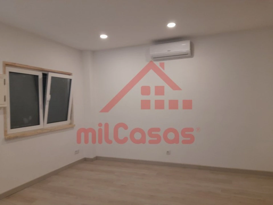 Moradia T4 para Venda em Casal de Cambra Foto 5