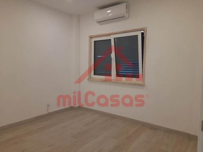 Moradia T4 para Venda em Casal de Cambra Foto 7
