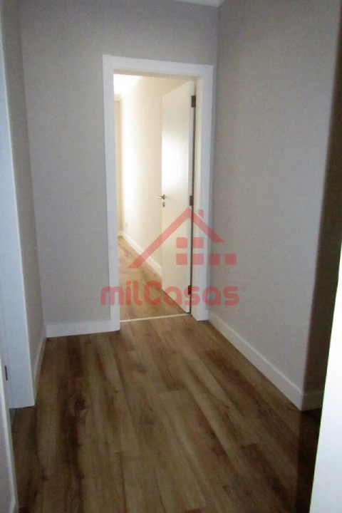 Apartamento T2 para Arrendamento em Santa Maria, São Pedro e Matacães