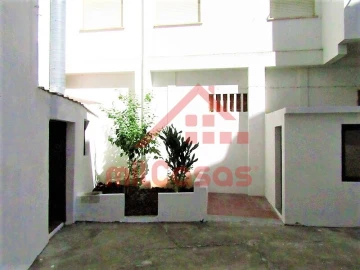 Apartamento T2 para Arrendamento em Santa Maria, São Pedro e Matacães