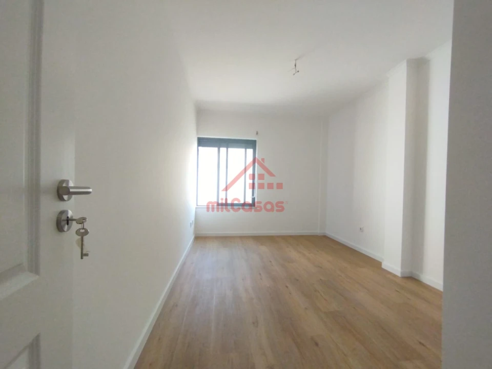 Apartamento T2 para Arrendamento em Bombarral e Vale Covo Foto 21