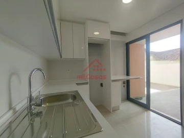 Apartamento T2 para Arrendamento em Bombarral e Vale Covo