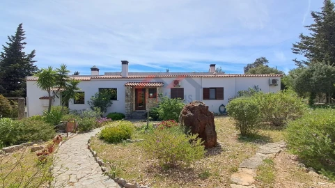 Moradia T5 para Venda em Santa Barbara de Nexe