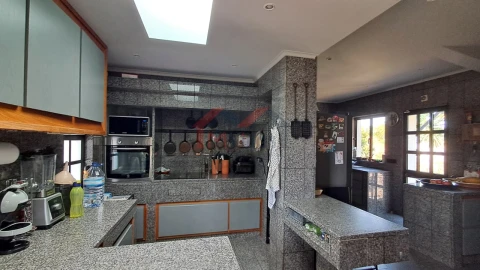 Moradia T5 para Venda em Santa Barbara de Nexe