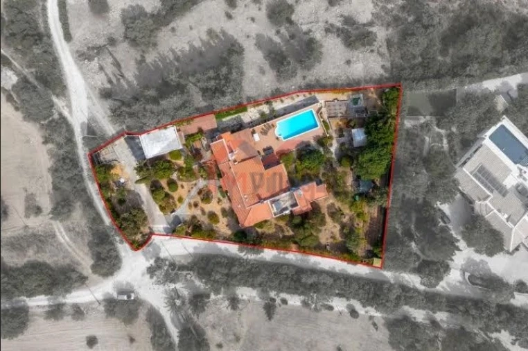 Moradia T5 para Venda em Santa Barbara de Nexe Foto 59