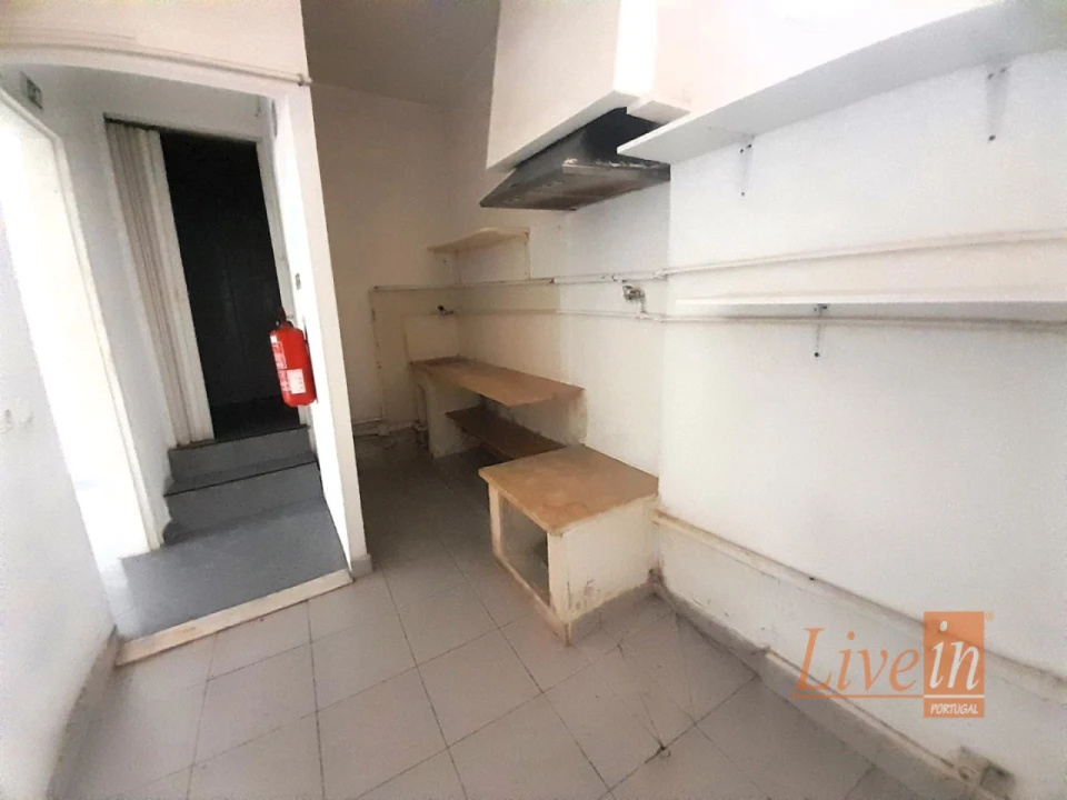Loja para Arrendamento em Igreja Nova e Cheleiros Foto 8