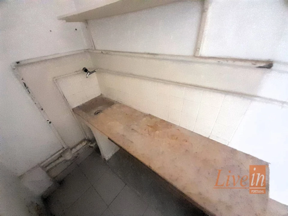 Loja para Arrendamento em Igreja Nova e Cheleiros Foto 9