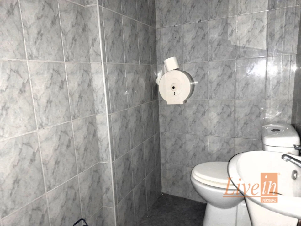 Loja para Arrendamento em Igreja Nova e Cheleiros Foto 11