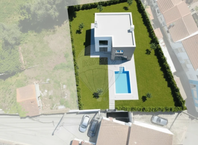 Moradia T1 para Venda em Santo Antonio dos Olivais Foto 2