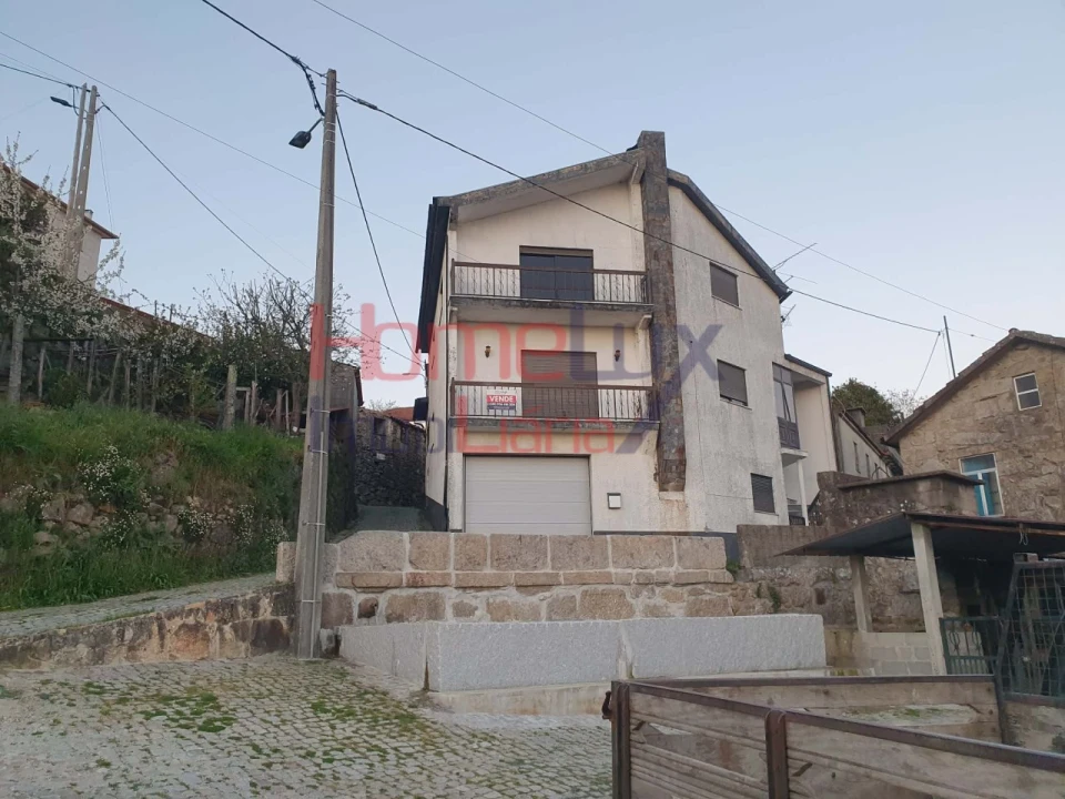 Moradia T4 para Venda em Castro Daire Foto 1