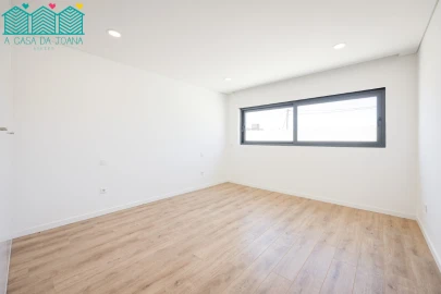 Apartamento T2 para Arrendamento em Aradas