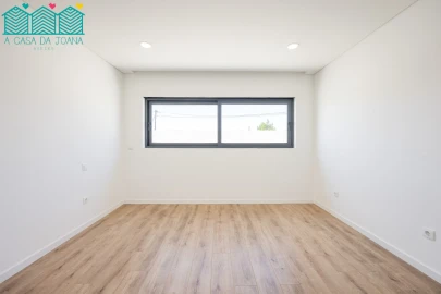 Apartamento T2 para Arrendamento em Aradas