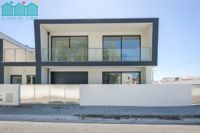 Apartamento T3 para Arrendamento em Aradas