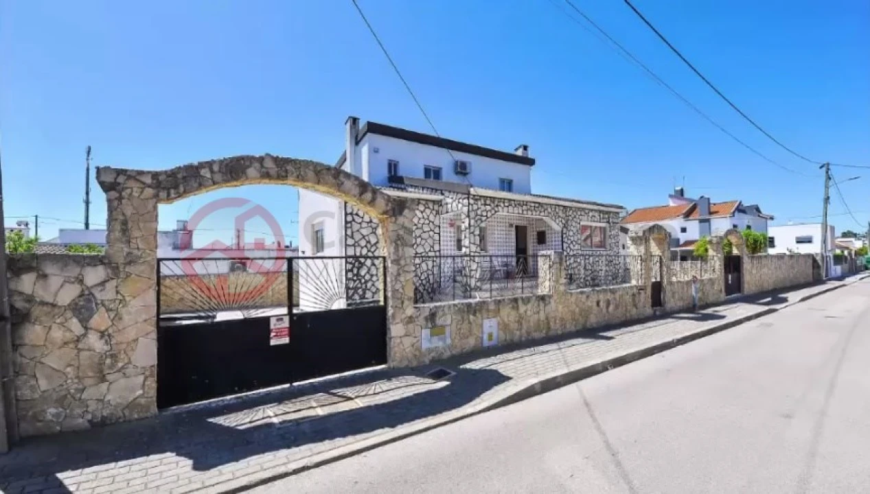 Moradia T4 para Venda em Fernao Ferro Foto 1
