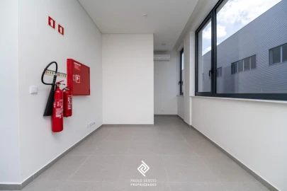 Armazém para Venda em Canedo, Vale e Vila Maior