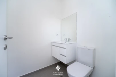 Armazém para Venda em Canedo, Vale e Vila Maior