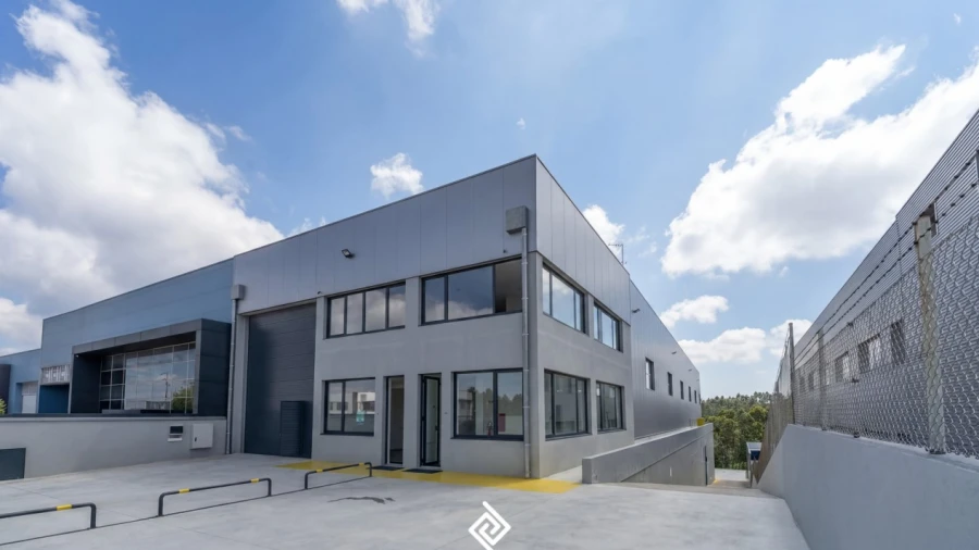 Armazém para Venda em Canedo, Vale e Vila Maior