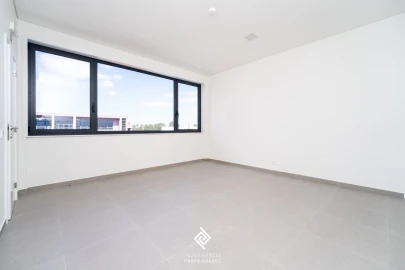 Armazém para Venda em Canedo, Vale e Vila Maior