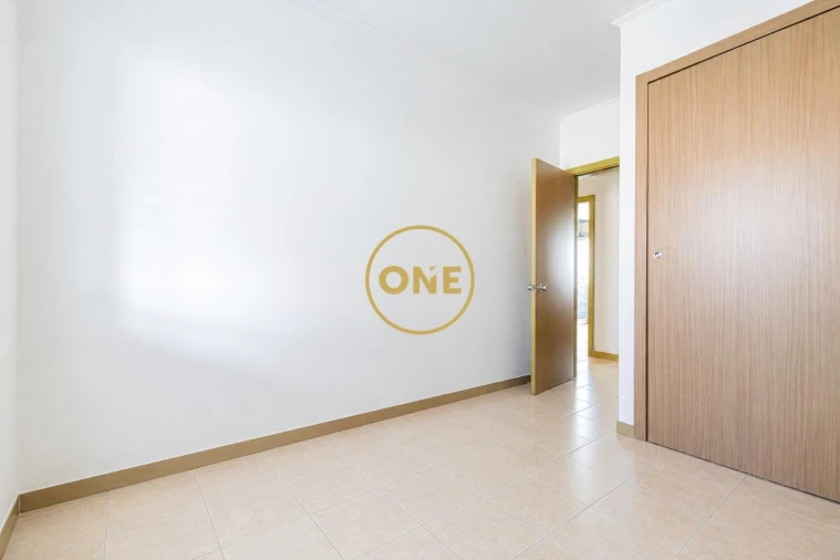 Apartamento T2 para Venda em Arrifes Foto 7