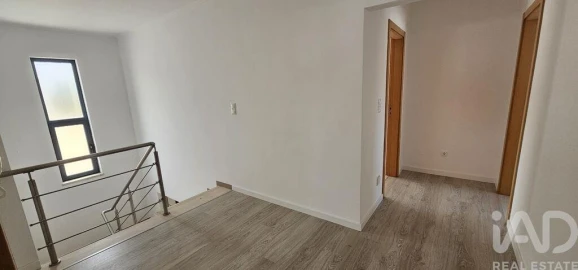 Moradia T5 para Venda em Laranjeiro e Feijó