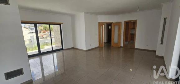 Moradia T5 para Venda em Laranjeiro e Feijó
