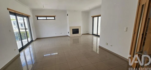 Moradia T5 para Venda em Laranjeiro e Feijó