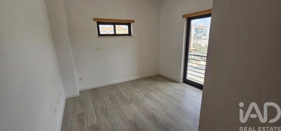 Moradia T5 para Venda em Laranjeiro e Feijó