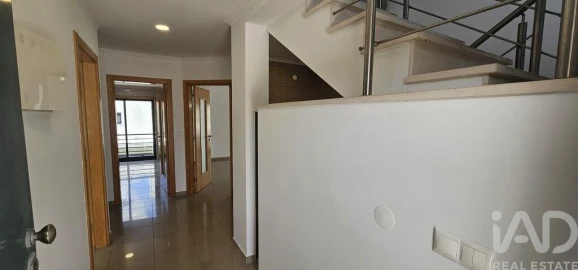 Moradia T5 para Venda em Laranjeiro e Feijó