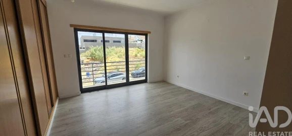 Moradia T5 para Venda em Laranjeiro e Feijó