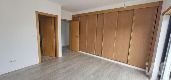 Moradia T5 para Venda em Laranjeiro e Feijó
