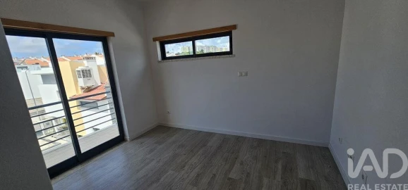 Moradia T5 para Venda em Laranjeiro e Feijó