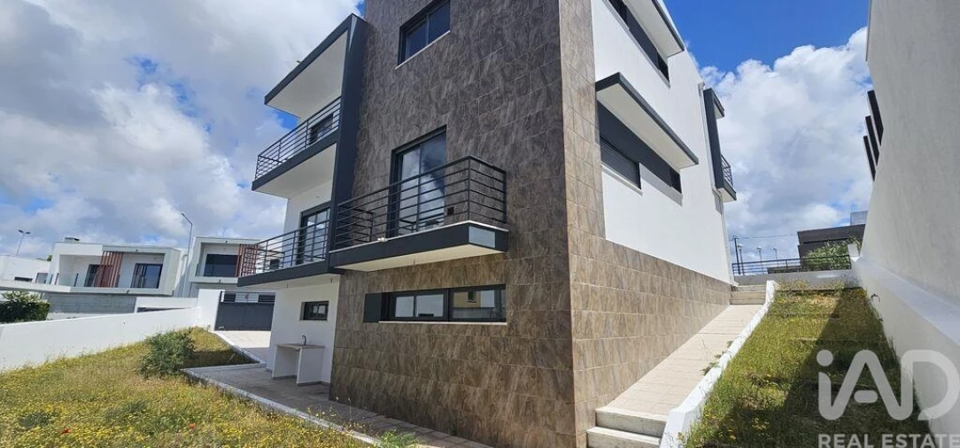 Moradia T5 para Venda em Laranjeiro e Feijó Foto 2