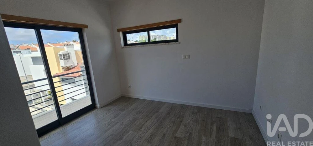 Moradia T5 para Venda em Laranjeiro e Feijó Foto 18