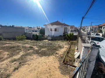 Terreno para Venda em Charneca de Caparica e Sobreda