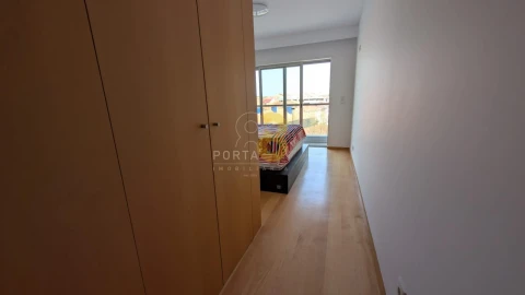 Apartamento T4 para Arrendamento em Mafamude e Vilar do Paraíso