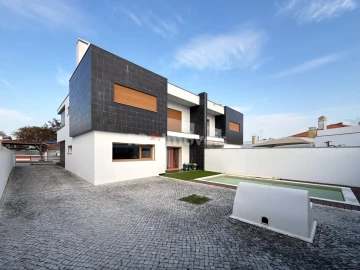 Moradia T4 para Venda em Nossa Sra de Fatima