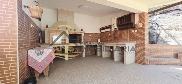 Moradia T6 para Venda em Freitas e Vila Cova