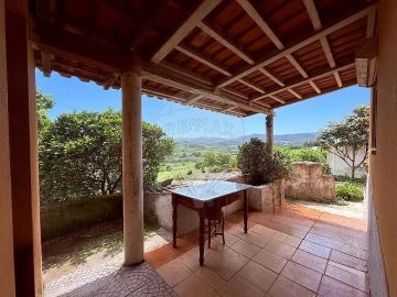 Moradia T2 para Venda em Azueira e Sobral da Abelheira