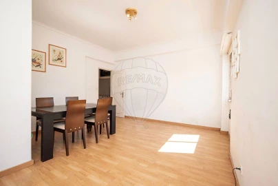 Apartamento T3 para Arrendamento em Póvoa de Santo Adrião e Olival Basto