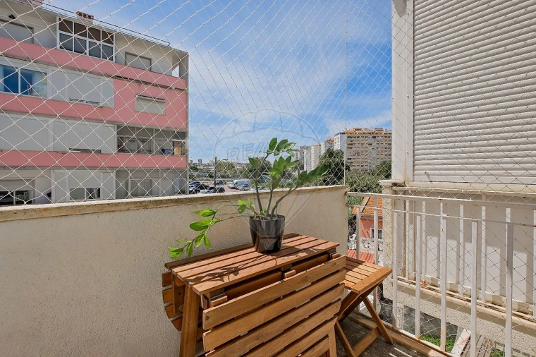 Apartamento T2 para Venda em Benfica Foto 3