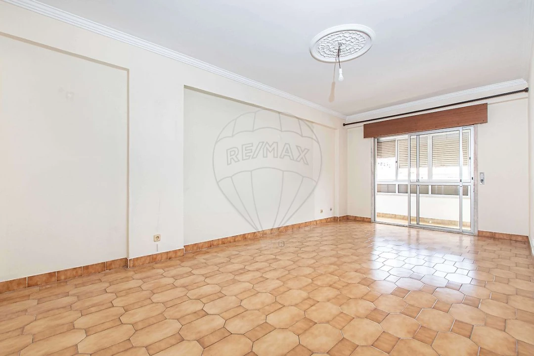 Apartamento T2 para Arrendamento em Massamá e Monte Abraão Foto 11