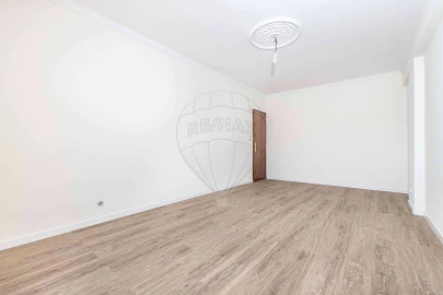 Apartamento T2 para Arrendamento em Massamá e Monte Abraão