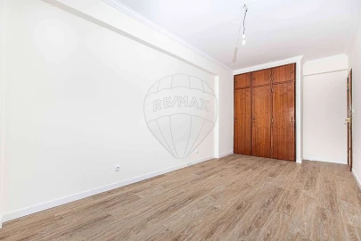 Apartamento T2 para Arrendamento em Massamá e Monte Abraão
